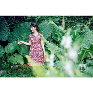 Váy hoa đỏ 2 ve thắt eo dáng xoè Lá in Hoa-2