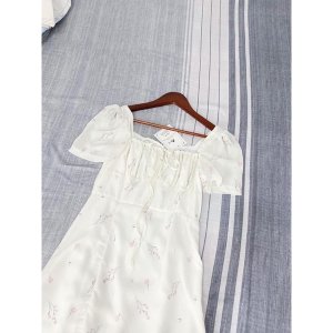 Váy hoa nhí cổ vuông ngắn tay xẻ tà xinh xắn-4