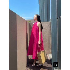 Maxi xốp nhăn cổ yếm dáng xòe kèm hoa xinh-2