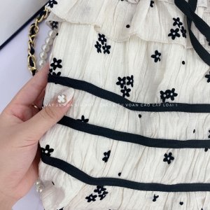 VÁY HOA NHÍ ĐEN 2S NỀN KEM KÈM NƠ ĐEN-5