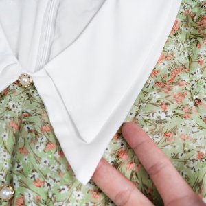 Váy hoa nhí công sở dáng A cổ trắng thanh lịch đính cúc ngọc chất liệu lụa mềm mại thiết kế Evalover-6