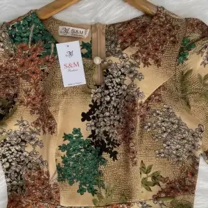 Đầm xòe họa tiết hoa, cổ giọt nước đính nút, có túi Misa - MS0279 (Hình thật shop chụp)